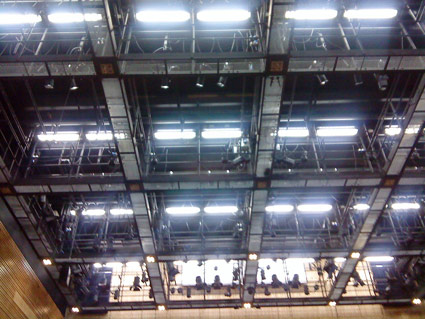 Ceiling lights in grote zaal in Muziekgebouw aan't Ij