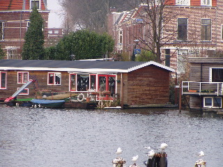 houseboat, heren houses, birds, canal in Utrecht